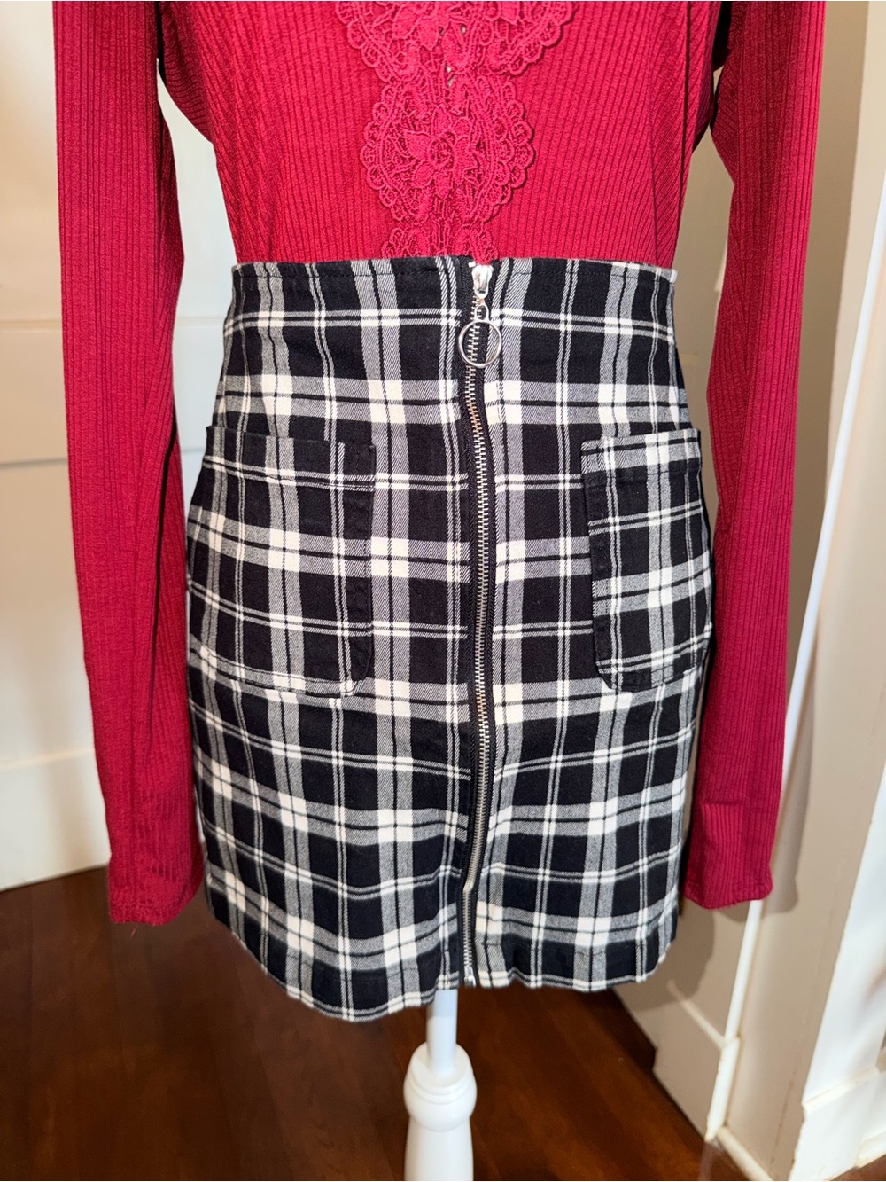 Juniors Black & White Plaid Zip-Front Mini Skirt with Front Pockets Size Mediun